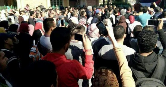 صور .. المظاهرات تشتعل فى جامعة الإسكندرية رفضًا لقرار ترامب