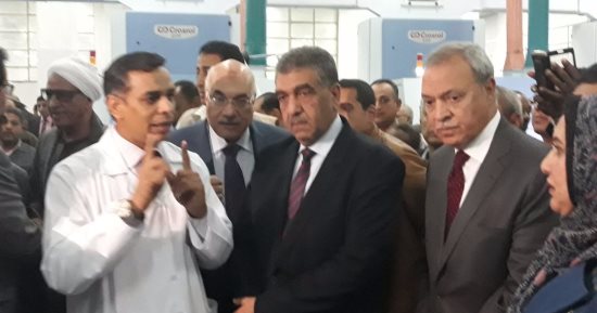 صور.. وزير قطاع الأعمال ومحافظ قنا يتفقدان المعدات الجديدة لمصنع الغزل