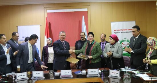 صور..محافظ كفرالشيخ يوقع بروتوكولاً للتدريب على إقامة المشروعات الصغيرة