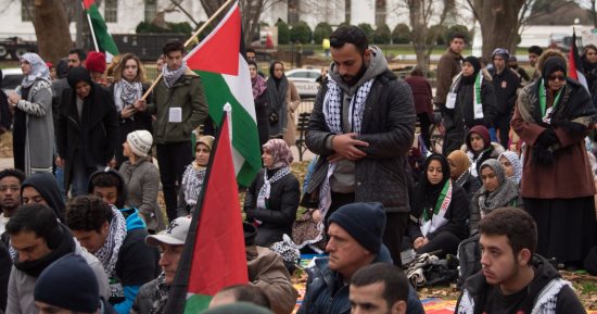 صور.. المئات يصلون الجمعة بمحيط البيت الأبيض احتجاجا على قرار ترامب 