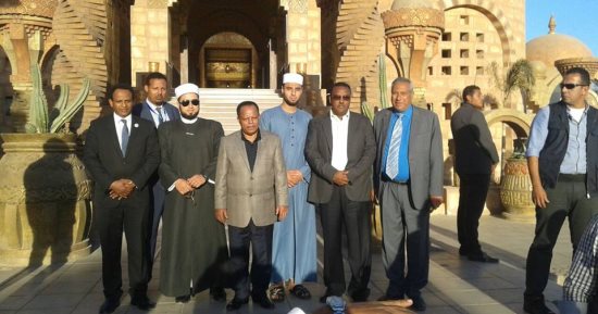 رئيس غينيا يتفقد مسجد الصحابة بشرم الشيخ ويشيد بالطراز المعمارى