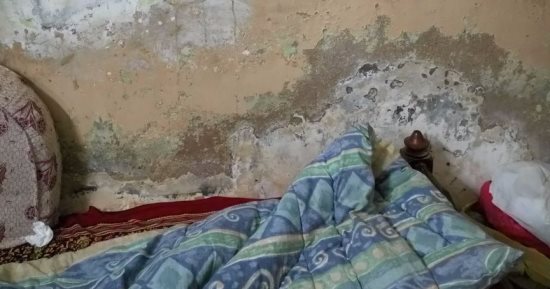 صور.. معاناة أسرة فقيرة تحتاج إلى سكن بعد تساقط جدران منزلها