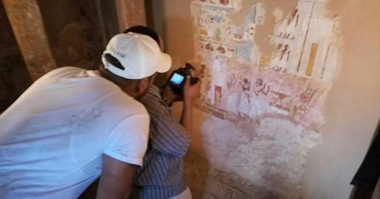 "الأوبزرفر البريطانية" تبرز إعلان مصر العثور على مقابر جديدة فى الأقصر