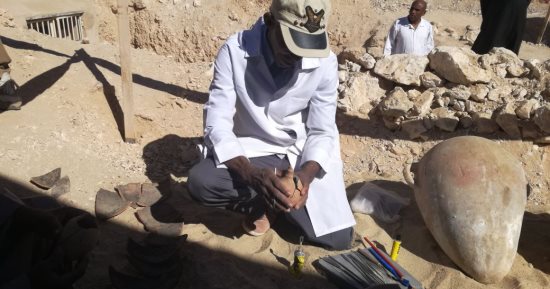 أول صور لمقتنيات مقابر دراع أبوالنجا قبل إعلان الوزير عنها غربي الأقصر