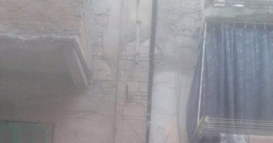 صور.. سكان عقار مائل بمحرم بك يطالبون الحى بالسماح لهم بنقل أغراضهم