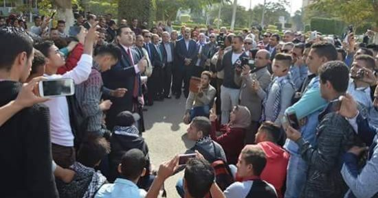 رئيس جامعة الفيوم يشارك الطلاب وقفة احتجاجية تضامنا مع القدس