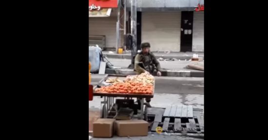 شاهد "طفاسة" أحد جنود الاحتلال الإسرائيلى بعد سرقته عربة خضار فلسطينى
