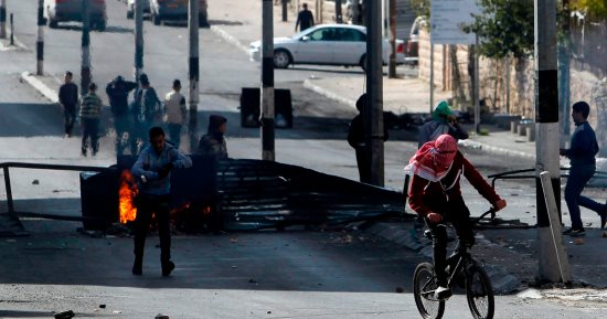 صور.. إصابة 26 فلسطينيا برصاص الاحتلال خلال مواجهات الضفة الغربية