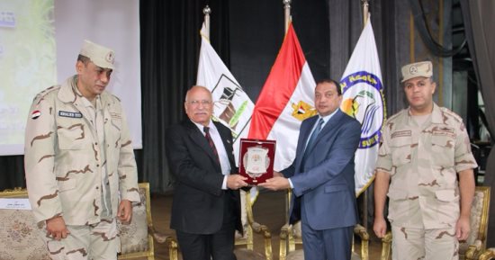 رئيس جامعة بنى سويف يكرم المستشار بأكاديمية ناصر العسكرية طلعت موسى
