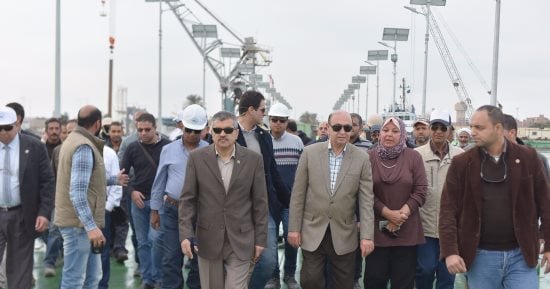 صور.. الفريق مميش يتفقد كوبرى الشهيد أبانوب صابر بعد تركيبه بالقنطرة