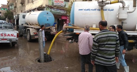 السيطرة على كسر مفاجئ بماسورة مياه أدى لانفجار خط الطرد الرئيسى ببنها