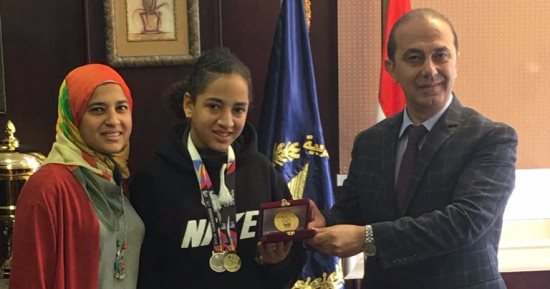 مدير اتحاد الشرطة يكرم مريم طارق  الفائزة بميداليتين في بطولة العالم للسباحة