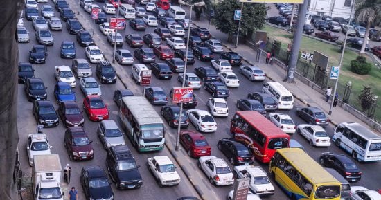 النشرة المرورية.. كثافات مرتفعة بمعظم محاور وميادين القاهرة والجيزة
