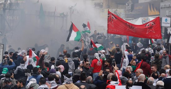 صور.. الأمن اللبنانى يطلق الغاز المسيل أثناء مظاهرة قرب السفارة الأمريكية 