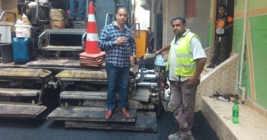 ماذا يفعل سيادة النائب.. جمال كوش يشارك فى أعمال رصف قرية بالقليوبية..صور 