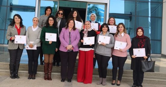 قبيل انتهاء عام المرأة المصرية: رئيس "ايتيدا" تكرم الموظفات المتميزات بالهيئة 