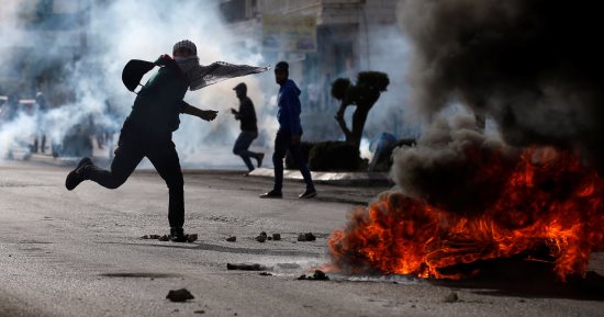 صور..تجدد المواجهات بين الفلسطينيين والاحتلال تنديدا بقرار ترامب بشأن القدس