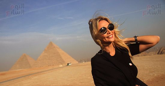 صور.. ملكة جمال روسيا تختتم رحلة الترويج للسياحة المصرية.. زارت الأهرامات.. والتقطت الصور التذكارية.. وتفقدت متحف مركب خوفو.. وتعبر عن اندهاشها كيف استطاع الفراعنة بناء الأهرامات دون آلات؟