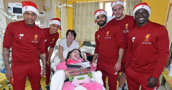 صور.. محمد صلاح يشارك نجوم ليفربول توزيع هدايا الكريسماس على الأطفال