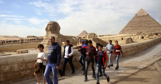 صور.. الأجانب والعائلات المصرية فى حضرة الأهرامات