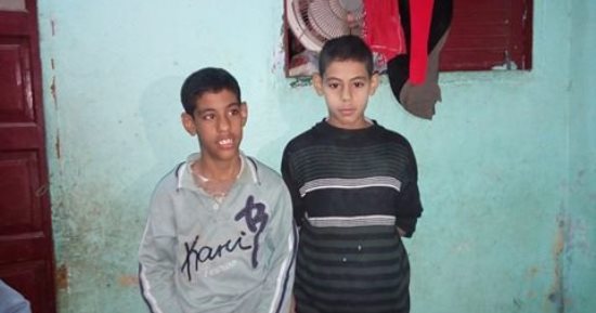 صور.. عامل بسوهاج يطالب بعلاج ابنيه على نفقة الدولة