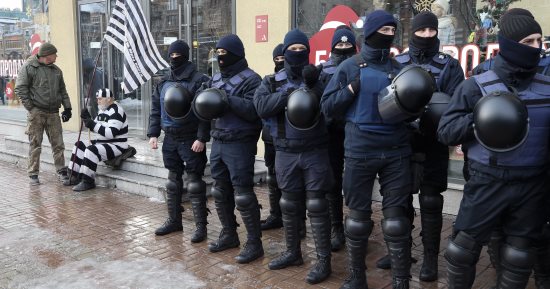 إصابة 70 شخصا فى اشتباكات بين الشرطة ومحتجين على العزل العام فى أوكرانيا