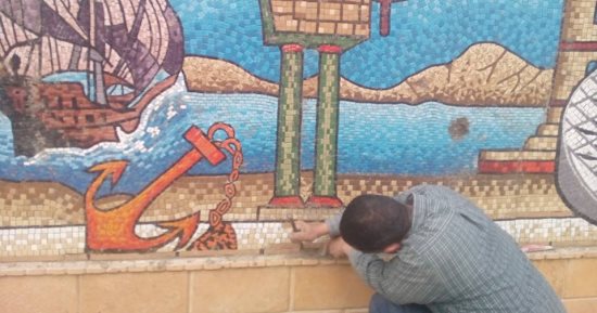 صور .. رسم جداريات من الفسيفساء على جدران كورنيش الإسكندرية