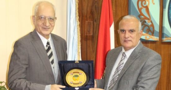 رئيس جامعة طنطا يكرم الدكتور محمود فهمى حجازى فى اليوم العالمى للغة العربية