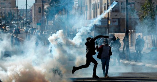 صور.. مواجهات عنيفة بين قوات الاحتلال الإسرائيلى وفلسطينيين فى بيت لحم