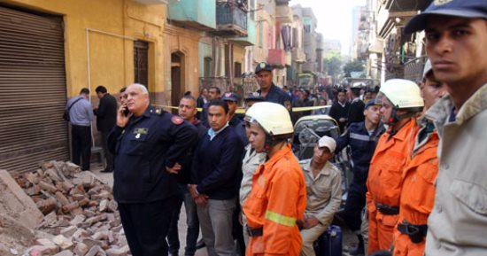 صور.. الحماية المدنية تستعين بـ 3 لوادر لرفع ركام 3 عقارات منهارة بروض الفرج