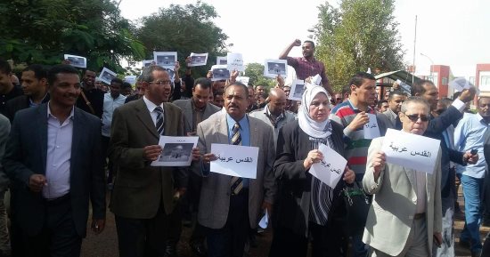 فيديو وصور.. رئيس جامعة أسوان يتقدم مسيرة "القدس عربية" داخل الحرم الجامعى