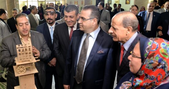صور.. معرض لقطع نحتية تجسد التراث الشعبى بجامعة المنصورة