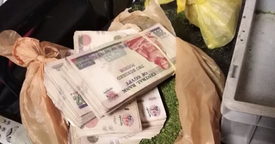 جمارك مطار أسيوط تضبط 100 ألف جنيه بحوزة شخص داخل كيس "ملوخية"
