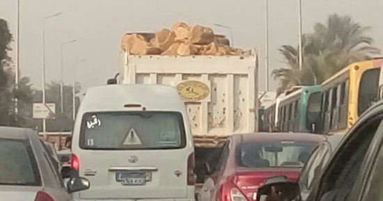 قارئ يرصد حمولة زائدة لسيارة محملة بالحجارة فى مدينة الشروق