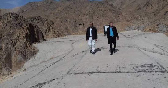 صور .. رئيس الإدارة المركزية للمياة الجوفية يتفقد مشروعات السيول بالبحر الأحمر 