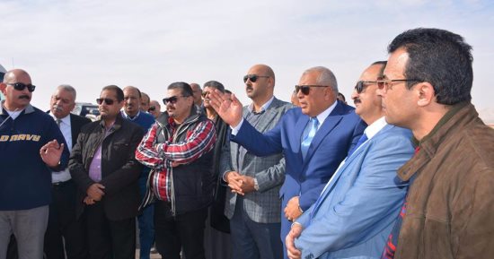 وفد لجنة النقل بالبرلمان يستكمل جولته لتفقد الطرق بالوادى الجديد.. صور