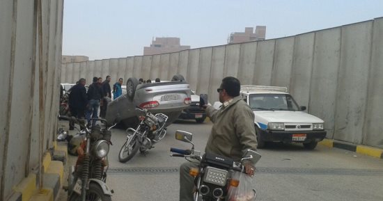 قارئ يشارك بصور لانقلاب سيارة فوق كوبرى ميدان حارث فى بنى سويف