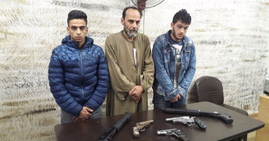 ضبط 4 أسلحة نارية بحوزة 3 عاطلين ببولاق الدكرور