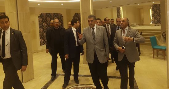 وزير قطاع الأعمال العام يتفقد أعمال تطوير فندق كليوباترا بميدان التحرير 