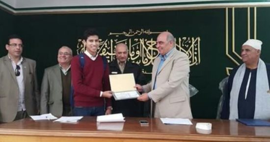 رئيس مدينة زفتى يكرم الحاصل على المركز الأول بمعرض جنيف الدولى