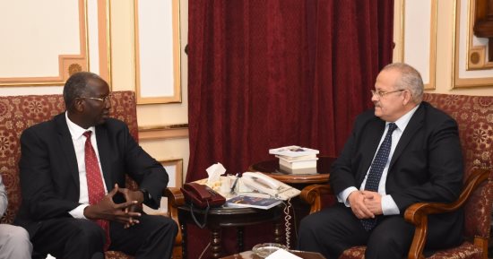 رئيس جامعة القاهرة يلتقى سفير دولة جنوب السودان بالقاهرة.. صور
