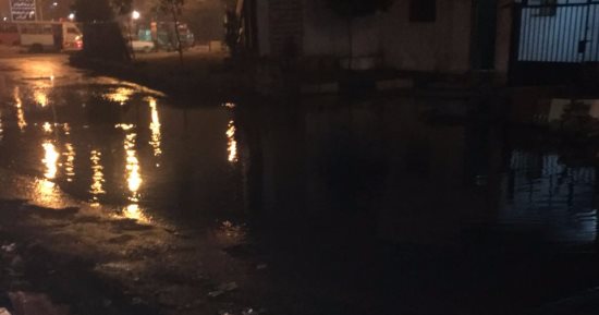 صور.. انكسار ماسورة مياه فى إمبابة وغرق الشوارع والأهالى يستغيثون