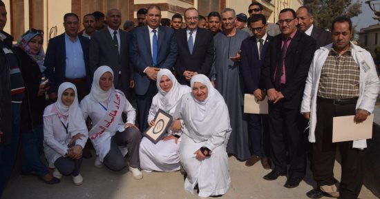 صور .. محافظ بنى سويف يكرم طاقم أطباء الفشن لتطوعهم فى قافلة أطباء الخير