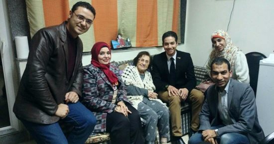 صور.. مجموعة من شباب الإعلاميين فى زيارة آمال فهمى بمستشفى المعادى العسكرى