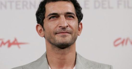تطبيع عينى عينك.. حساب إسرائيل بالعربية يبارك لعمرو واكد التعاون السينمائى
