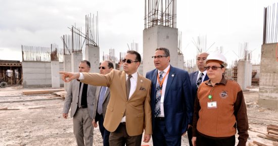 رئيس جامعة المنصورة يتفقد الإنشاءات بالمراكز الطبية الجديدة