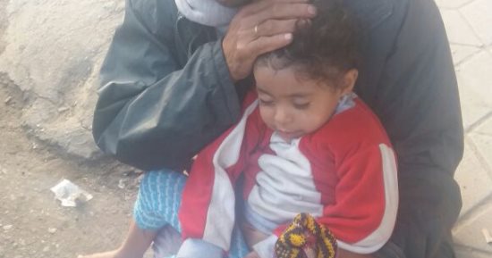 طفلة مصابة بثقبين فى القلب ووالدها يجلس أمام المستشفيات أملا فى علاجها