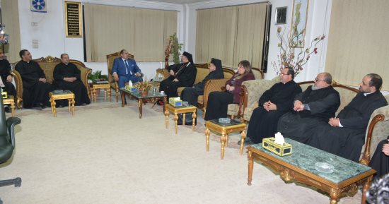 محافظ سوهاج يلتقى بطريرك الأقباط الكاثوليك وراعى الكنيسة الإنجيلية
