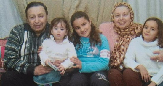 شاهد.. فرحة الثعلب الكبير مع أحفاده