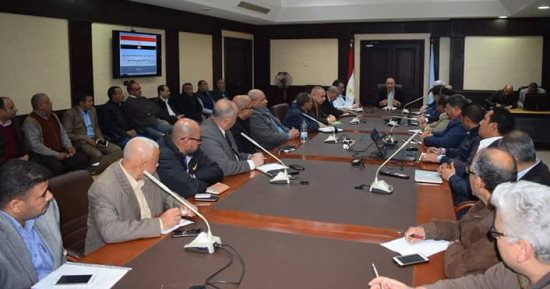 صور.. محافظ البحر الأحمر يناقش الموقف التنفيذى للمرافق بمدينة الغردقة